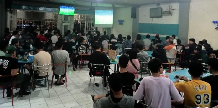 FOTO: Suasana warga kota Makassar saat nonton bareng di warkop Sami Panakukang, Makassar. Ahad (19/12) malam
