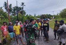 Gelar Karya Bakti, Satgas Yonif 132/Bima Sakti Bersihkan Lingkungan dan Jalan Bersama Masyarakat FOTO: Satgas Yonif 132/BS Pos Yamara melaksanakan kegiatan Karya Bakti bersama masyarakat di Kp.Suskun, Distrik Arso Timur, Kabupaten Keerom, Provinsi Papua. pada hari Sabtu (17/12).