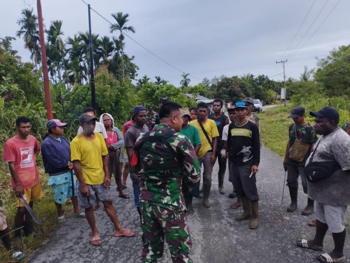 FOTO: Satgas Yonif 132/BS Pos Yamara melaksanakan kegiatan Karya Bakti bersama masyarakat di Kp.Suskun, Distrik Arso Timur, Kabupaten Keerom, Provinsi Papua. pada hari Sabtu (17/12).