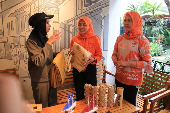 FOTO: Ketua Dekranasda Bulukumba, Andi Herfida Attas bersama Ketua Bidang Manajemen Usaha Dekranas Pusat, Ibu Sri Suparni Bahlil Lahadalia