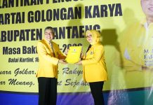 Terima SK dari DPP Golkar, Liestaty NA Resmi Bacaleg di Dapil 1 Sulsel FOTO: Liestaty Fachruddin Nurdin Abdullah saat menerima SK Bacaleg Dapil 1 Sulsel dari ketua DPD I Golkar Sulsel, HM Taufan Pawe Minggu (18/12)
