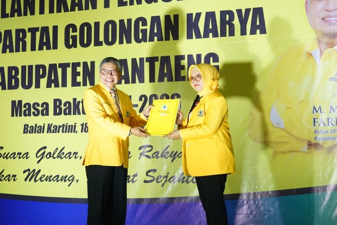 FOTO: Liestaty Fachruddin Nurdin Abdullah saat menerima SK Bacaleg Dapil 1 Sulsel dari ketua DPD I Golkar Sulsel, HM Taufan Pawe Minggu (18/12) 