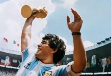 1986 Penantian Panjang, 36 Tahun Argentina Akhirnya Raih Piala Dunia FOTO: Kapten Argentina, Diego Maradona, mengangkat trofi Piala Dunia usai mengantar timnya memenangi laga final kontra Jerman Barat dengan skor 3-2 di Stadion Azteca, Mexico City, 29 Juni 1986.(AFP/STAFF)
