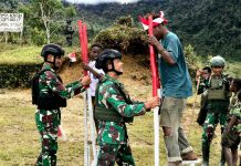 Takjub!! Permainan Tradisional Engrang Ceriakan Anak-Anak Papua FOTO: Satgas Yonif Raider 321/GT/13/1 Kostrad saat mengajar anak-anak pedalaman Papua bermain engrang