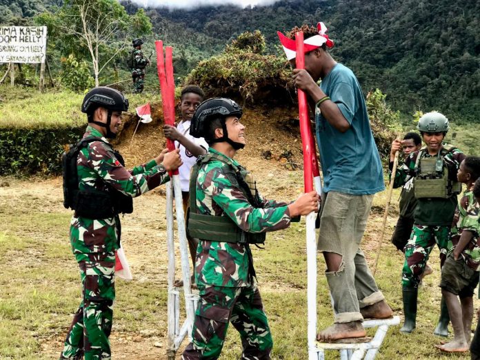 IMG-20221219-WA0014 FOTO: Satgas Yonif Raider 321/GT/13/1 Kostrad saat mengajar anak-anak pedalaman Papua bermain engrang