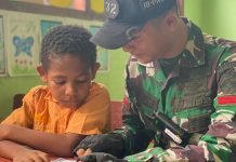 Mencerdaskan Anak Bangsa, TNI AD Mengajar Siswa SD di Perbatasan FOTO: Satgas Pamtas RI-PNG Yonif 132/Bima Sakti menjadi tenaga pendidik untuk mengajar siswa SD Di Kp.Yanama, Distrik Arso, Kab.Keerom, Prov.Papua, pada hari Senin (19/12).