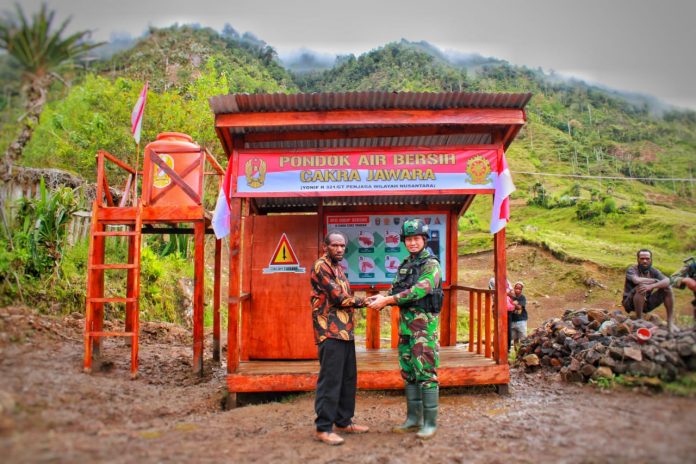 FOTO: Satgas Yonif Raider 321/GT/13/1 Kostrad membangun Pondok Air Bersih 