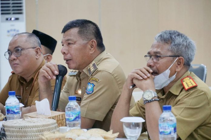 FOTO: Paling Kiri Direktur RSUD Bulukumba, Bupati Andi Muchtar Ali Yusuf dan Sekertaris Daerah Pemkab Bulukumba