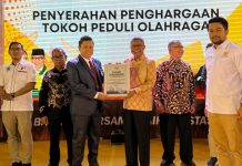 Yasir Mahmud Lantik Pengurus KONI Parepare FOTO: Ketua KONI Sulsel Yasir Mahmud saat memberikan penghargaan dibidang olahraga kepada Walikota Parepare