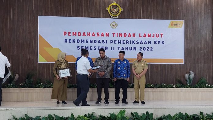 FOTO: Wakil Bupati Bulukumba Andi Edy Manaf saat menerima menerima penghargaan dari Badan Pemeriksa Keuangan (BPK) RI Wilayah Sulawesi Selatan, di Makassar, Senin, 19 Desember 2022.