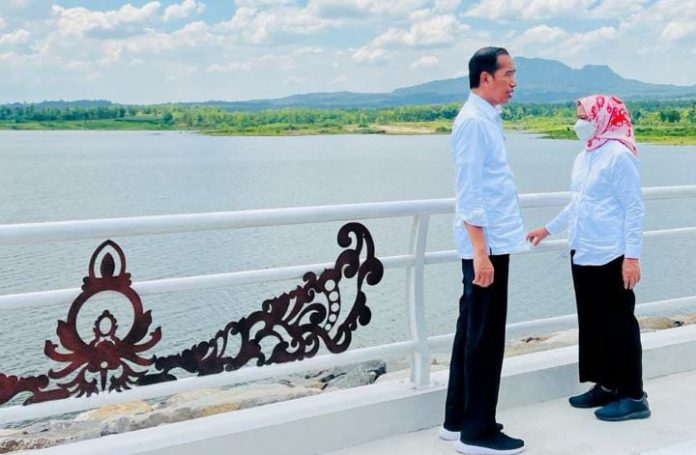 FOTO: Presiden dan Ibu negara Iriana Joko Widodo usai meresmikan Bendungan Semantok, Selasa (20/12/2022), di Nganjuk, Jatim.