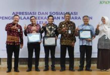 Pemkab Bulukumba Raih Penghargaan Pokok Lelang Tertinggi (Non Eksekusi) dari Kementerian Keuangan FOTO: Sekretaris Daerah Muh Ali Saleng saat menerima penghargaan dari Kementerian Keuangan. Penghargaan kali ini dari Direktorat Jenderal Kekayaan Negara (DJKN) Kementerian Keuangan sebagai Pokok Lelang Tertinggi (Non Eksekusi).