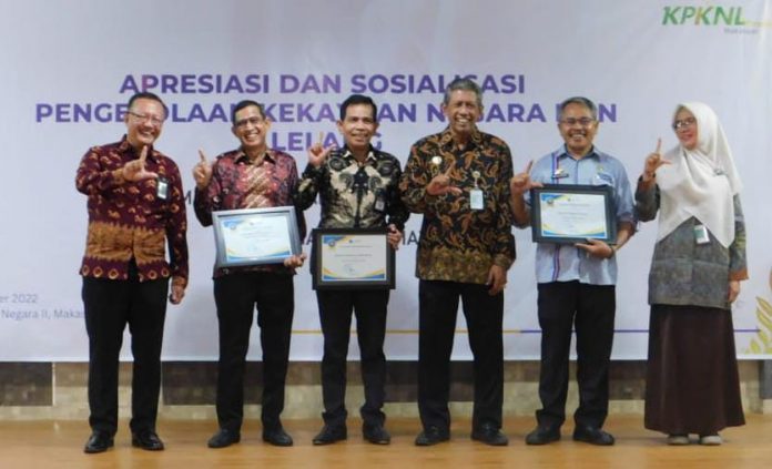 FOTO: Sekretaris Daerah Muh Ali Saleng saat menerima penghargaan dari Kementerian Keuangan. Penghargaan kali ini dari Direktorat Jenderal Kekayaan Negara (DJKN) Kementerian Keuangan sebagai Pokok Lelang Tertinggi (Non Eksekusi).