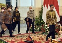Pemerintah Putuskan Larang Ekspor Bijih Bauksit Mulai Juni 2023 FOTO: Presiden Joko Widodo bersama para menteri bidang ekonomi saat berada di Istana Merdeka, Jakarta, Rabu (21/12/2022). Untuk menyampaikan pernyataan persnya
