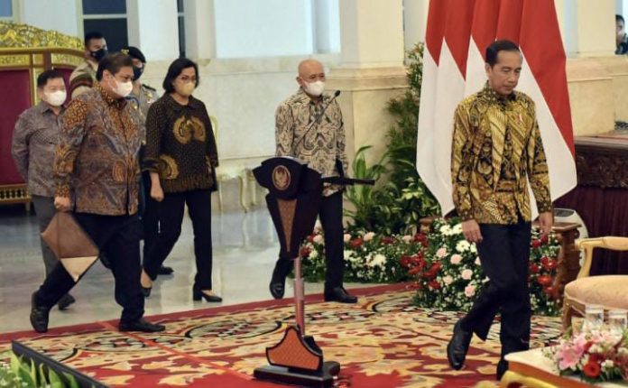 FOTO: Presiden Joko Widodo bersama para menteri bidang ekonomi saat berada di Istana Merdeka, Jakarta, Rabu (21/12/2022). Untuk menyampaikan pernyataan persnya