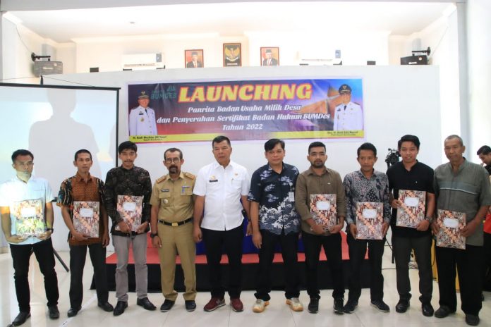 FOTO: Bupati Bulukumba Andi Muchtar Ali Yusuf bersama pengurus Badan Usaha Milik Desa (BUMDes)