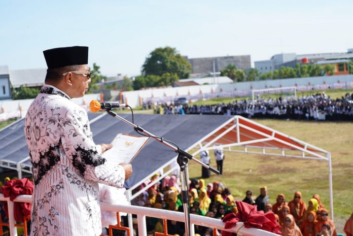 FOTO: Bupati Bulukumba Muchtar Ali Yusuf saat menghadiri upacara HUT ke-77 PGRI dan Hari Guru Nasional di Stadion Mini Bulukumba, Rabu, 21 Desember 2022.