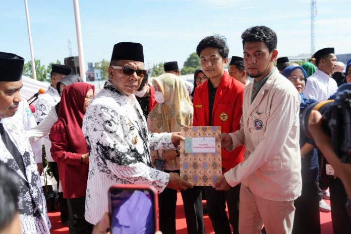 FOTO: Bupati Bulukumba saat menyerahkan beasiswa kepada perwakilan Mahasiswa 