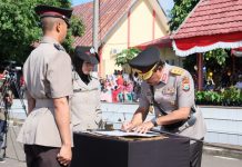 Lantik 498 Bintara Baru, ini Pesan Kapolda Sulsel FOTO: Kapolda Sulsel Irjen Pol Drs. Nana Sudjana saat melantik 498 siswa yang telah menjadi Bintara Polri di SPN Batua Polda Sulsel.