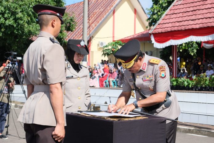 FOTO: Kapolda Sulsel Irjen Pol Drs. Nana Sudjana saat melantik 498 siswa yang telah menjadi Bintara Polri di SPN Batua Polda Sulsel.