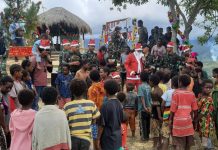 Serbuan Natal! Santa Claus Kostrad Berbagi Hadiah dan Kebahagian di Pedalaman Papua FOTO: Satgas Yonif Raider 321/GT/13/1 Kostrad Pos Napua dalam menyambut perayaan Natal dengan berpakaian Santa Claus membagikan Snack kepada anak-anak di Kampung Napua, Kabupaten Jayawijaya, Papua Pegunungan.