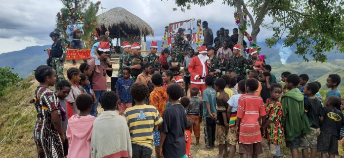 FOTO: Satgas Yonif Raider 321/GT/13/1 Kostrad Pos Napua dalam menyambut perayaan Natal dengan berpakaian Santa Claus membagikan Snack kepada anak-anak di Kampung Napua, Kabupaten Jayawijaya, Papua Pegunungan.