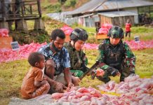 Sambut Natal dan Tahun Baru 2023! Prajurit Kostrad Bagikan Bahan Makanan dan Gelar Acara Bakar Batu di Pegunungan Papua FOTO: Satgas Yonif Raider 321/GT/13/1 Kostrad bersama masyarakat melaksanakan kegiatan bakar batu dan membagikan ratusan bungkus bahan makanan untuk masyarakat di Distrik Mbua, Kab. Nduga, Papua (21/12/22).