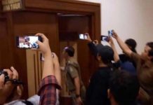 KPK Geledah Ruang Kerja Gubernur dan Wagub Jawa Timur Foto: Penyidik KPK menggeledah kantor Gubernur Jatim di Surabaya. Sumber : A Toriq A/Viva Jatim