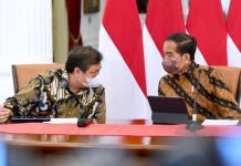 Ketum Partai Golkar Sibuk Bekerja, Kader: Elektabilitas Tak Menjadikan Prioritas Capres di Pemilu 2024 FOTO: Presiden Jokowi dan Menko Perekonomian Airlangga Hartarto di Istana Merdeka, Jakarta, Rabu (21/12/2022). (Foto: BPMI Setpres)