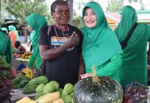 Persit Yonif 756/WMS Serbu Pasar Tradisional Mama Papua FOTO: Persit KCK Cabang XL Yonif 756 Koorcabrem 172/PD XVII/Cenderawasih serbu pasar tradisional mama-mama Papua yang berada tepat disamping Batalyon Infanteri 756/WMS, pada Kamis (22/12).