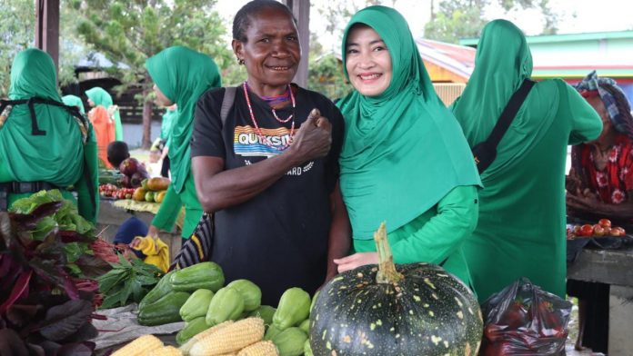 FOTO: Persit KCK Cabang XL Yonif 756 Koorcabrem 172/PD XVII/Cenderawasih serbu pasar tradisional mama-mama Papua yang berada tepat disamping Batalyon Infanteri 756/WMS, pada Kamis (22/12).