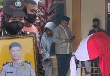 Aiptu Ruslan Dimakamkan, Kompolnas: Pelaku Diberikan Sanksi yang Tegas dan Berat Foto: Aiptu Ruslan, polisi yang tewas ditikam sesama polisi di Polda Riau/kolase tribun pekanbaru