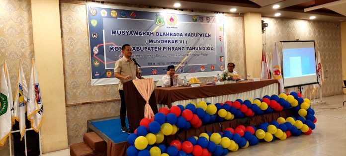 FOTO: Sekretaris Umum KONI Sulawesi Selatan Mujiburrahman B saat membuka Musyawarah Olahraga Kabupaten (Musorkab VI) KONI Kabupaten Pinrang, di Hotel M Pinrang, Kamis, 22 Desember 2022.