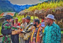 HUT Ke-57 Divisi Infanteri 1 Kostrad: Prajurit Galuh Taruna Bagikan Sembako dan Alkitab di Papua Pegunungan FOTO: Satgas Yonif Raider 321/GT/13/1 Kostrad Pos Kotis Mbua membagikan Alkitab dan sembako kepada 7 jemaat Gereja dan masyarakat di Distrik Mbua, Kabupaten Nduga, Papua.