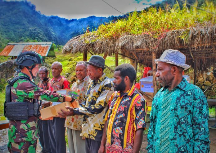 FOTO: Satgas Yonif Raider 321/GT/13/1 Kostrad Pos Kotis Mbua membagikan Alkitab dan sembako kepada 7 jemaat Gereja dan masyarakat di Distrik Mbua, Kabupaten Nduga, Papua.