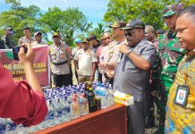 Kodim 1715 Yahukimo Mengikuti Apel Pengamanan Nataru Dan Pemusnahan 317 Miras FOTO: Kodim 1715/Yahukimo mengikuti apel gelar Pasukan Ops Lilin 2022 dalam Rangka Pengamanan Natal 2022 dan Tahun Baru 2023 (Nataru) di wilayah Kab. Yahukimo, bertempat di Lapangan Apel Kantor Bupati, Jalan Cenderawasih, Distrik Dekai, Kabupaten Yahukimo, Kamis (22/12).