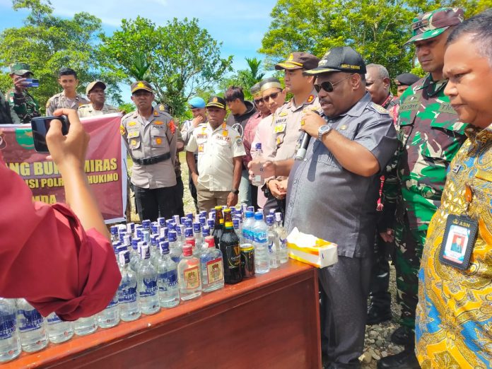 FOTO: Kodim 1715/Yahukimo mengikuti apel gelar Pasukan Ops Lilin 2022 dalam Rangka Pengamanan Natal 2022 dan Tahun Baru 2023 (Nataru) di wilayah Kab. Yahukimo, bertempat di Lapangan Apel Kantor Bupati, Jalan Cenderawasih, Distrik Dekai, Kabupaten Yahukimo, Kamis (22/12).