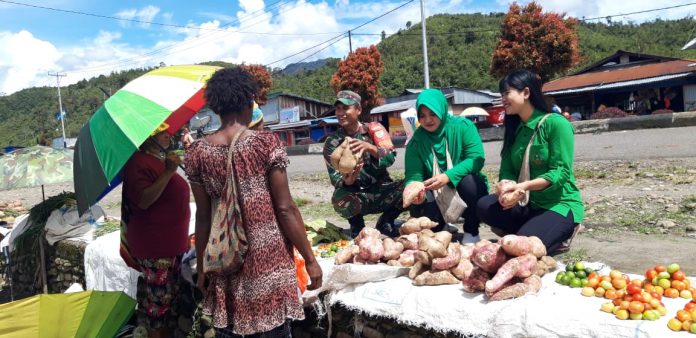 FOTO: Persit Kartika Chandra Kirana (KCK) Ranting 02 Oksibil Cabang XIV Kodim 1715/Yahukimo menyambangi pasar tradisional Kota Oksibil yang berada di jalan Kabiding, Distrik Oksibil, Kabupaten Pegunungan Bintang, Kamis (22/12).