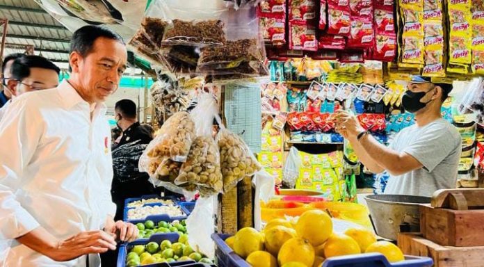 FOTO: Presiden Joko Widodo atau Jokowi mengunjungi salah satu pasar tradisional di kabupaten Bogor, Provinsi Jawa Barat. Pada Kamis (23/12/2022)