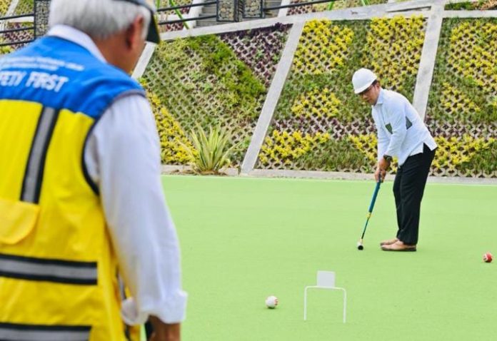 FOTO: Presiden Jokowi saat menonton Menteri PUPR Basuki Hadimuljono dan Gubernur Jabar Ridwan Kamil bermain olahraga gateball. (Foto: BPMI Setpres/Laily Rachev)