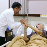 Presiden Jokowi Jenguk Try Sutrisno di RSPAD Gatot Soebroto FOTO: Presiden RI Joko Widodo (Jokowi) saat menjenguk Wakil Presiden ke-6 RI, Try Sutrisno, di RSPAD Gatot Soebroto, Jakarta, pada Jumat (23/12/2022). (Foto: BPMI Setpres/Muchlis Jr)