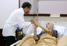 Presiden Jokowi Jenguk Try Sutrisno di RSPAD Gatot Soebroto FOTO: Presiden RI Joko Widodo (Jokowi) saat menjenguk Wakil Presiden ke-6 RI, Try Sutrisno, di RSPAD Gatot Soebroto, Jakarta, pada Jumat (23/12/2022). (Foto: BPMI Setpres/Muchlis Jr)
