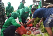 Berbelanja Ke Pasar Tradisional, Persit Korem 172/PWY Dukung Peningkatan Ekonomi Papua FOTO: Persit KCK Koorcab Rem 172 melaksanakan kegiatan belanja ke pasar tradisional mama-mama Papua yang berada di Kota Jayapura, Jum’at (23/12).