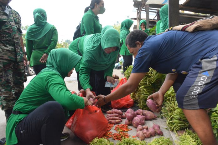 FOTO: Persit KCK Koorcab Rem 172 melaksanakan kegiatan belanja ke pasar tradisional mama-mama Papua yang berada di Kota Jayapura, Jum’at (23/12).