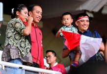 Presiden Jokowi Saksikan Langsung Timnas Indonesia saat Menang 2-1 dari Kamboja FOTO: Presiden Jokowi saat mendukung tim nasional sepak bola Indonesia dalam turnamen Piala AFF di Stadion Utama GBK, Jakarta, Jumat (23/12/2022). (Foto: BPMI Setpres/Muchlis Jr)