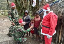 Sambut Natal Dengan Penuh Kegembiraan! Santa Claus Kostrad Bagikan Hadiah Untuk Anak-Anak di Papua Pegunungan FOTO: Satgas Yonif Raider 321/GT/13/1 Kostrad Pos Dal membagi kado spesial untuk generasi penerus bangsa, bertempat di Distrik Dal, Kabupaten Nduga, Papua.