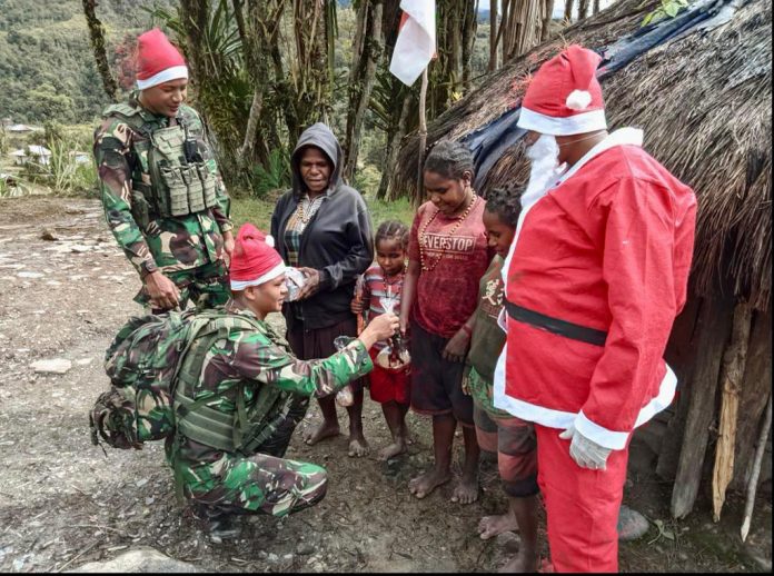 FOTO: Satgas Yonif Raider 321/GT/13/1 Kostrad Pos Dal membagi kado spesial untuk generasi penerus bangsa, bertempat di Distrik Dal, Kabupaten Nduga, Papua.