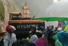 Hujan Deras Sebabkan Longsor di Kawasan Tinggimoncong Gowa FOTO: Hasil tangkap layar evakuasi korban longsor di di Bangkeng Tabing, Lingkungan Bontotene, Kelurahan Bontolerung, Kecamatan Tinggimoncong. Sabtu (24/12)