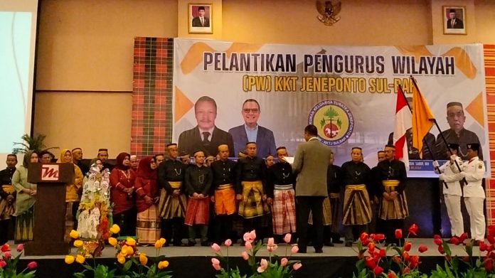 FOTO: Wakil Ketua Umum Pengurus Pusat Kerukunan Keluarga Turatea (PP KKT) Jeneponto Drs. BUrhanuddin BT, MM telah melantik dan mengukuhkan kepengurusan PW KKT Jeneponto Sulawesi Barat, dibawah kepemimpinan AKBP DR. Muh. Sabir, SH., MH., di Mamuju, Sabtu (24/12/2022) 