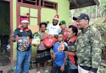 Rayakan Natal, Kodim 1701/Jayapura Dan PPNP-RI Berbagi Sembako Kepada Janda, Duda, Yatim Piatu Dan Kaum Disabilitas FOTO: Jelang Natal dan Tahun Baru, Kodim 1701/Jayapura Dan PPNP-RI berbagi sembako kepada Janda, Duda, Anak Yatim Piatu dan Kaum Disabilitas yang tersebar di Kota Jayapura dan Kabupaten Jayapura, Papua, Jum'at (23/12).